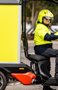 AU POST为了提高效率增加配送电动送货车